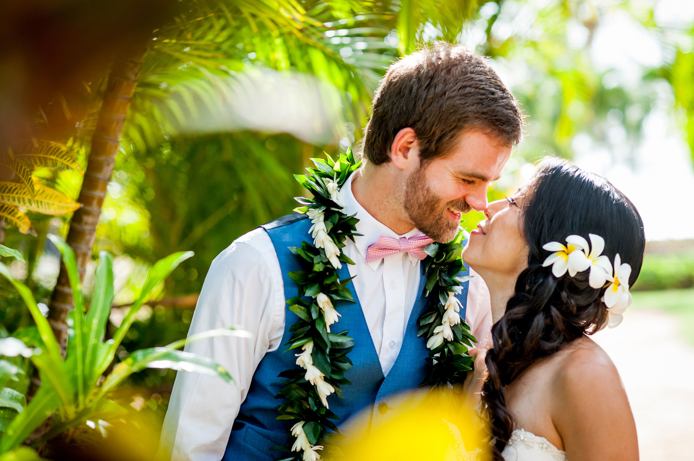 hawaiian wedding couple kissing